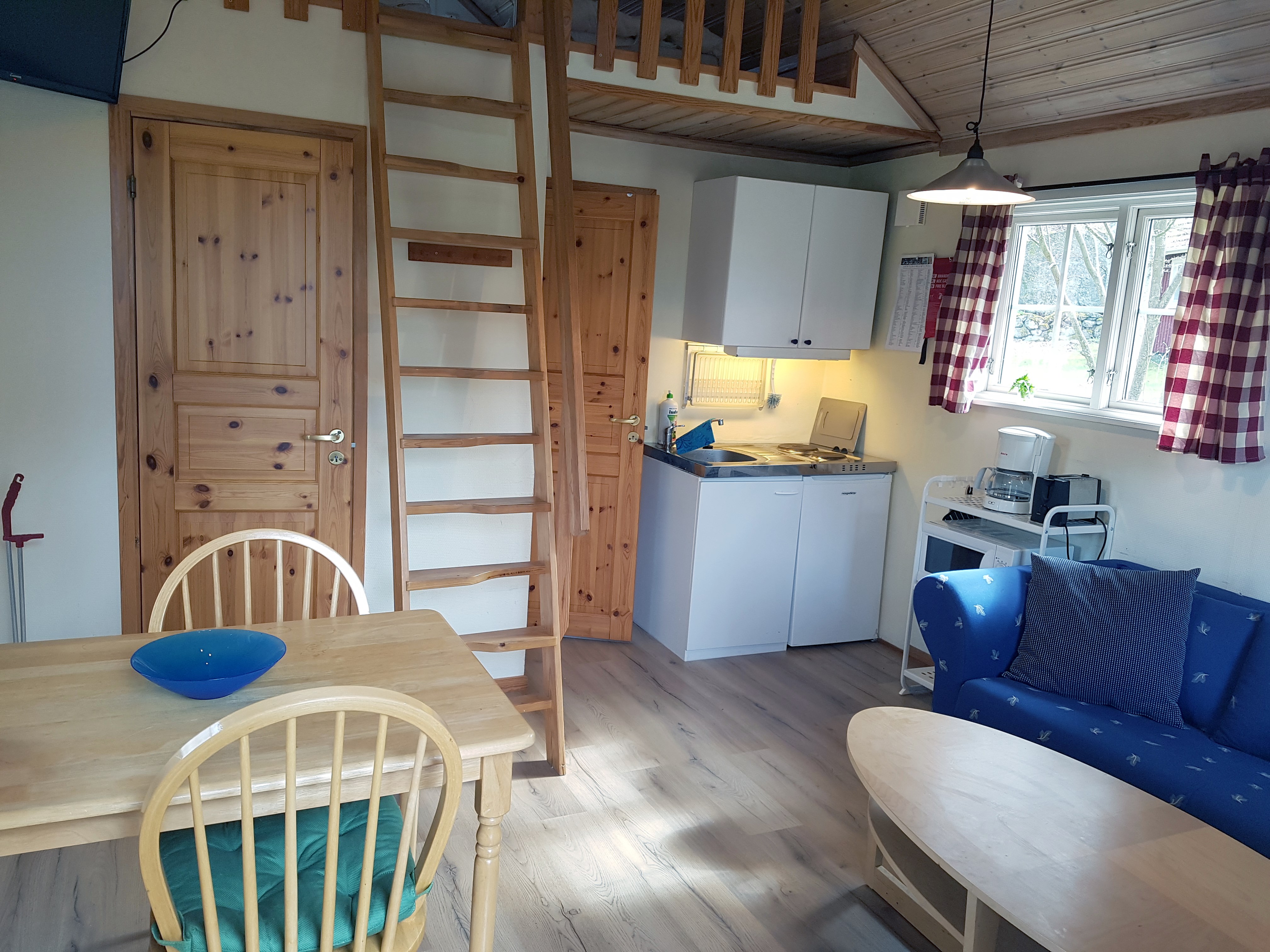 4 bed houses kitchenette