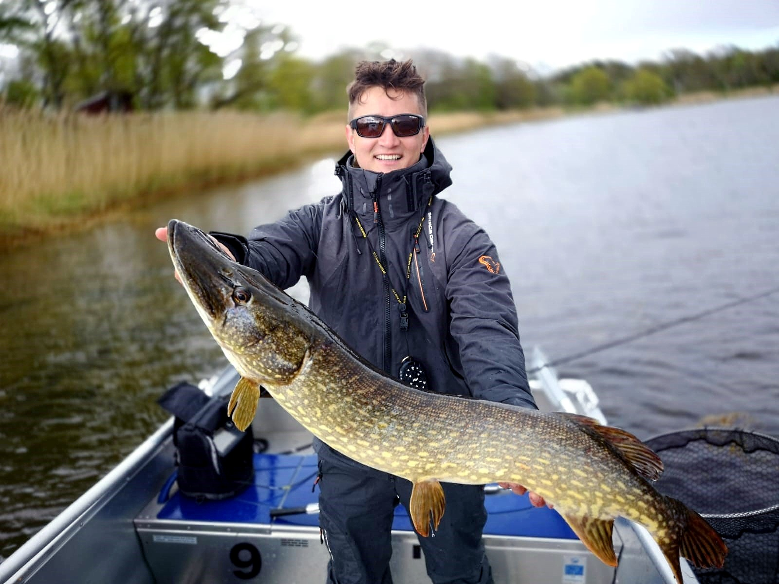 Angler Martin mit großem Hecht bei Svalemåla, Blekinge, Ostsee