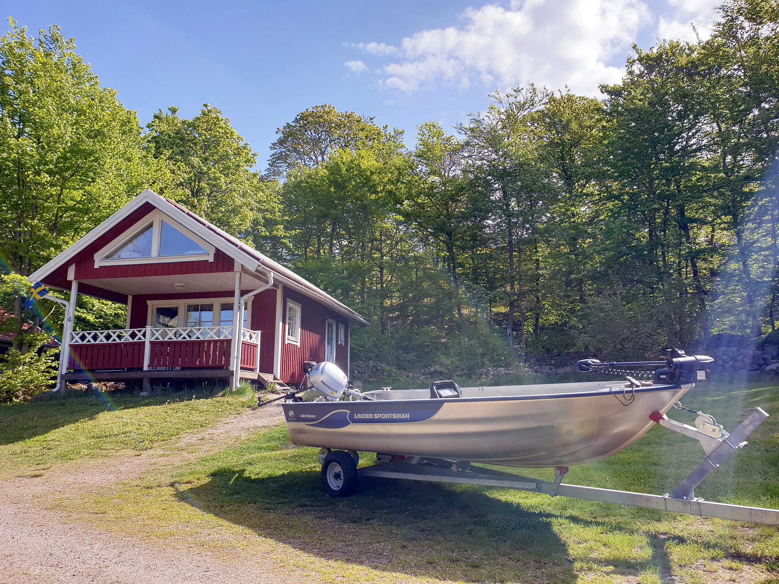 Premium Angelpaket mit Linder-Boot und Ferienhaus bei Svalemåla Stugby