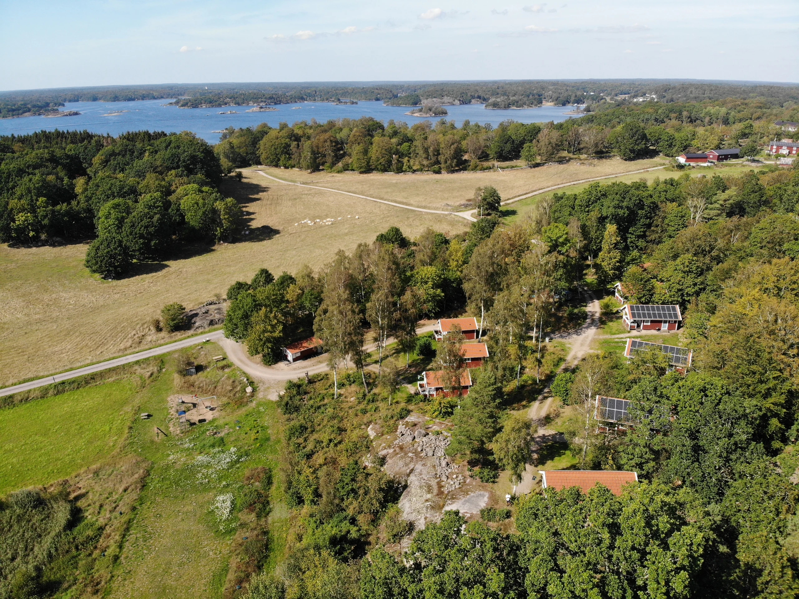 Flygbild över Svalemåla Stugby i Blekinge skärgård med vandring, paddling och fiske