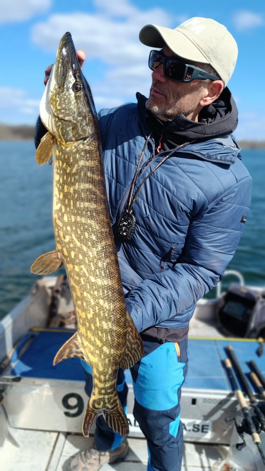 Fiskare med stor gädda vid Svalemåla, Blekinge, Östersjön